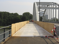 901925 Afbeelding van de werkzaamheden aan de nieuwe deklaag voor het fietspad op de De Meernbrug over het ...